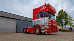 20251019-Tom-Holding-00152